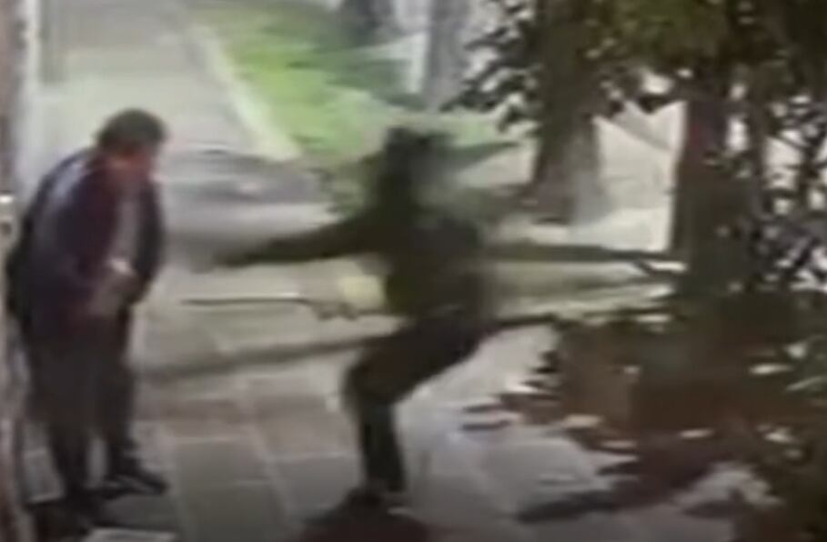 El repartidor fue baleado en el abdomen mientras esperaba por entregar un pedido. (Foto: captura de video)