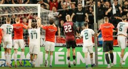El momento en el que una “cámara araña” cae sobre la cancha en pleno partido entre Hungría y Kazajistán