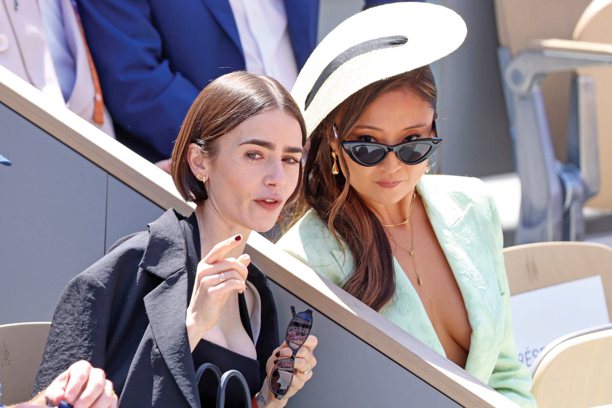 Lily Collins y Ashley Park, cómplices en la final de Roland Garros