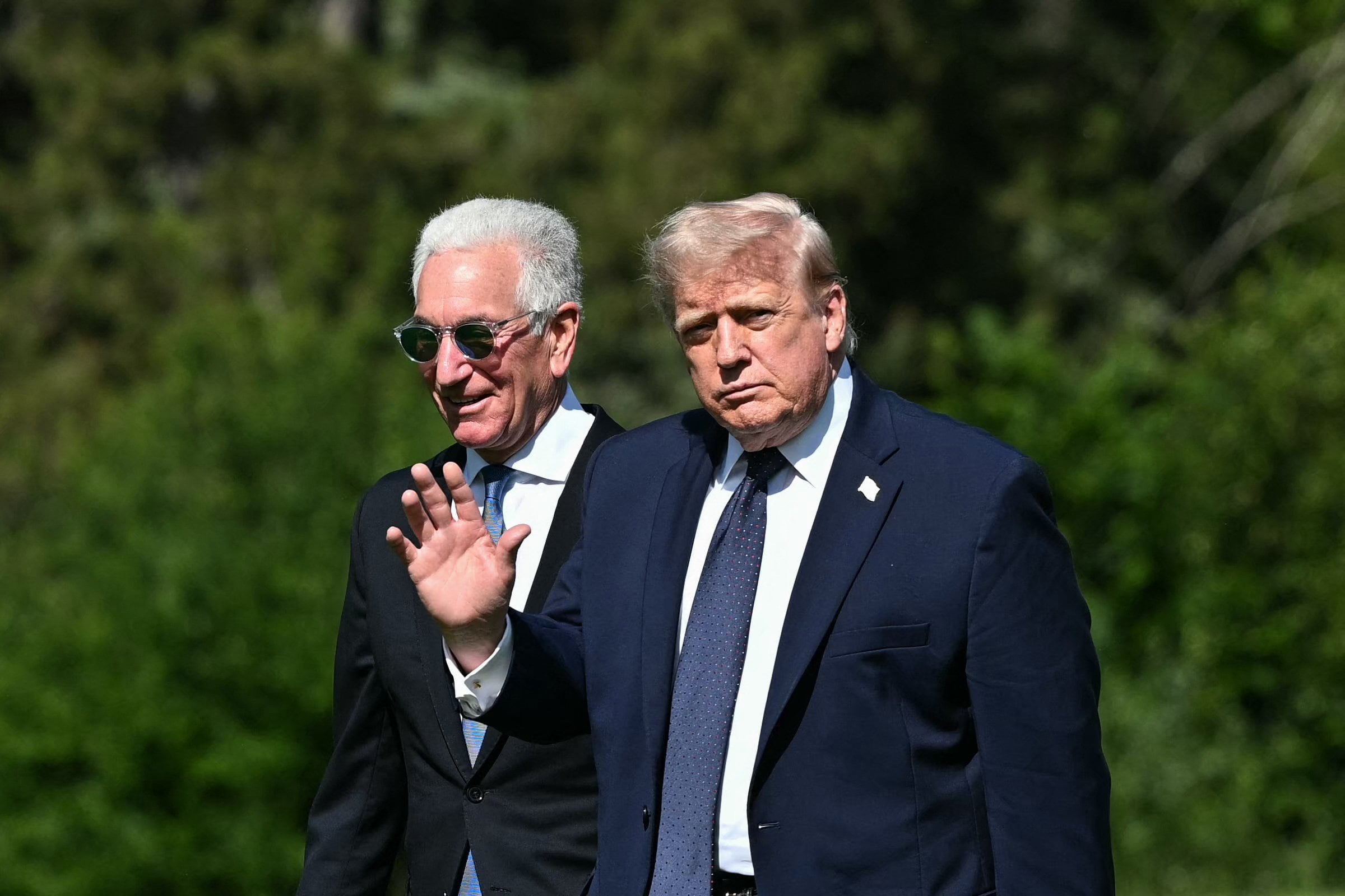 Trump y el embajador norteamericano Charles Kushner, en Evian, Francia