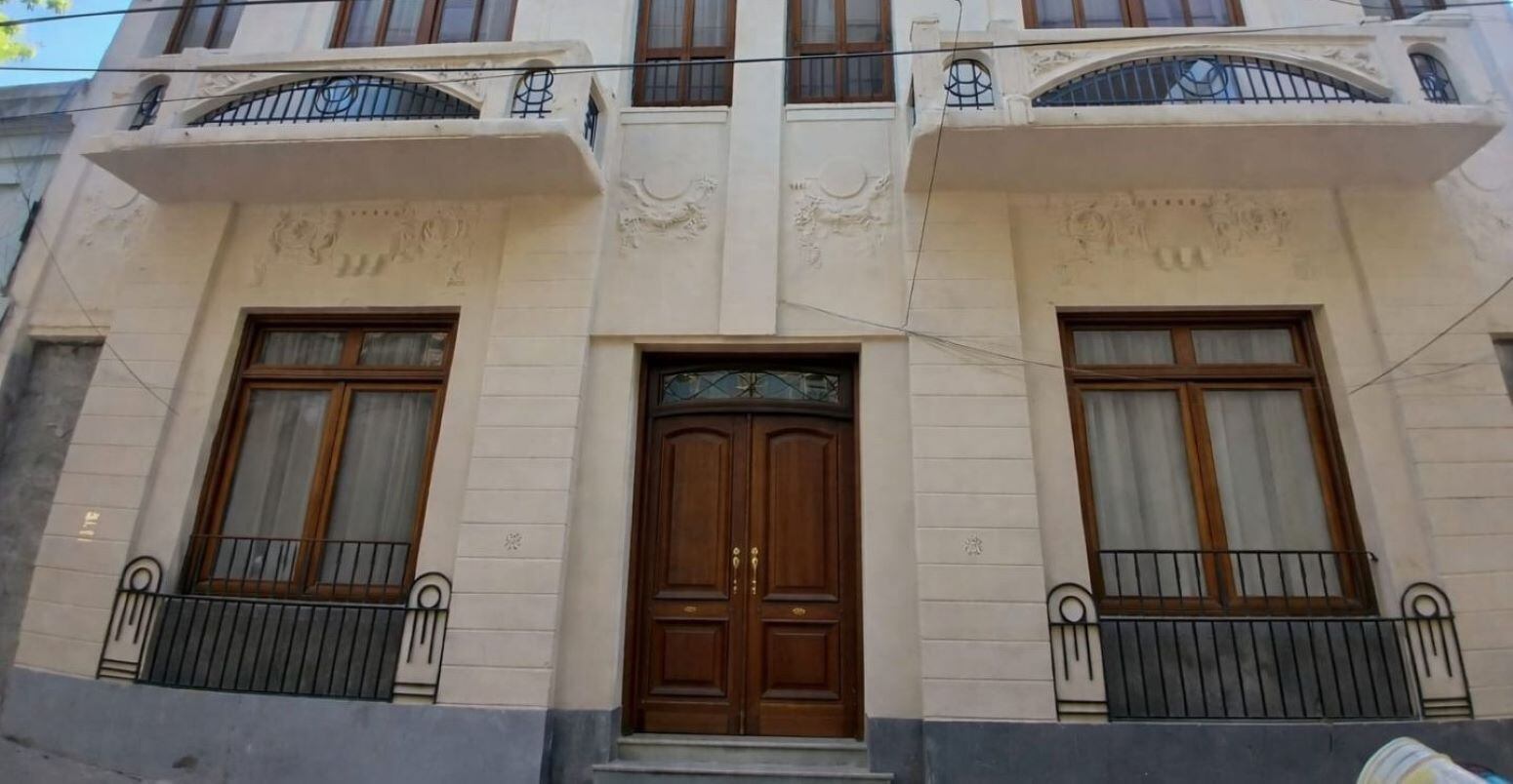 Tras la puesta en valor, el inmueble mantuvo su identidad histórica y sumó nuevas unidades residenciales adaptadas a las exigencias actuales (Foto: Lepore Propiedades)