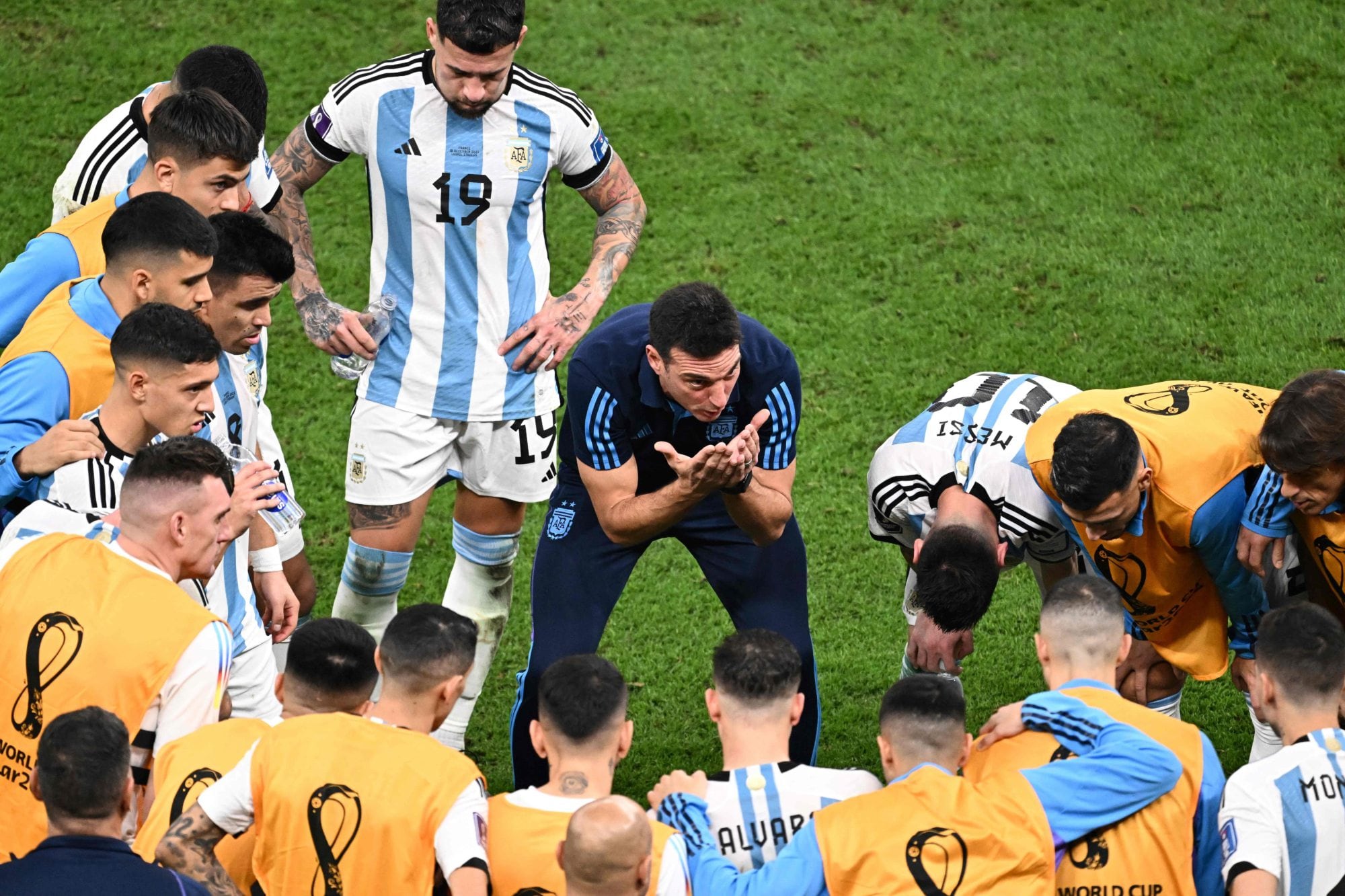 Viaje a la cabeza de los campeones del mundo: cómo prepara mentalmente Argentina la defensa de la conquista en Qatar.