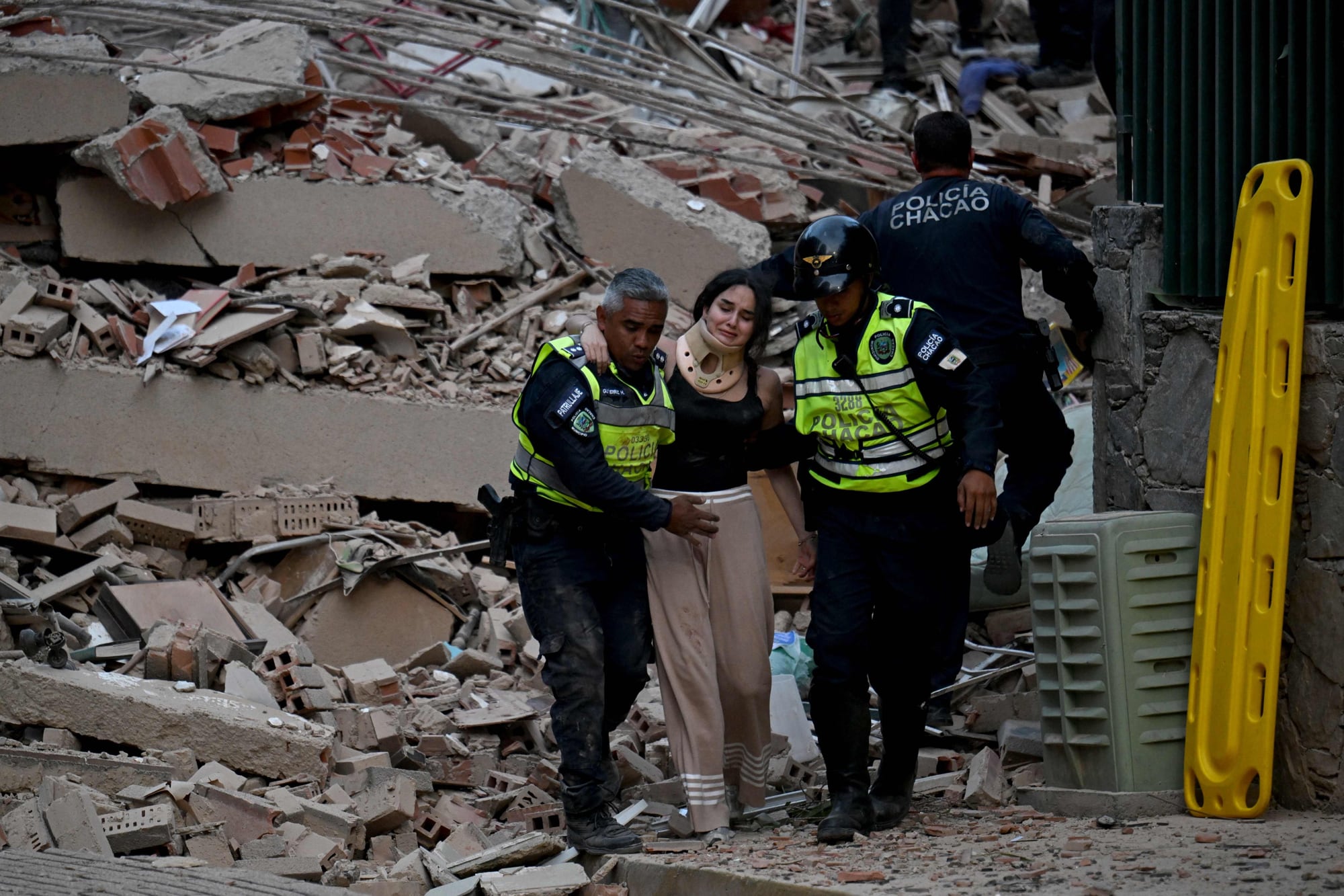 Autoridades rescatar a una mujer en Caracas tras los dos terremotos