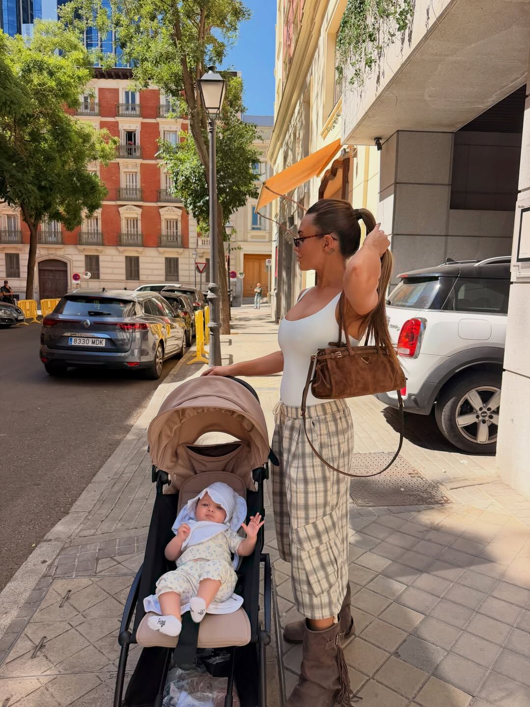 Cami Homs y su beba con looks de verano y estilo trendy Foto: @camihoms