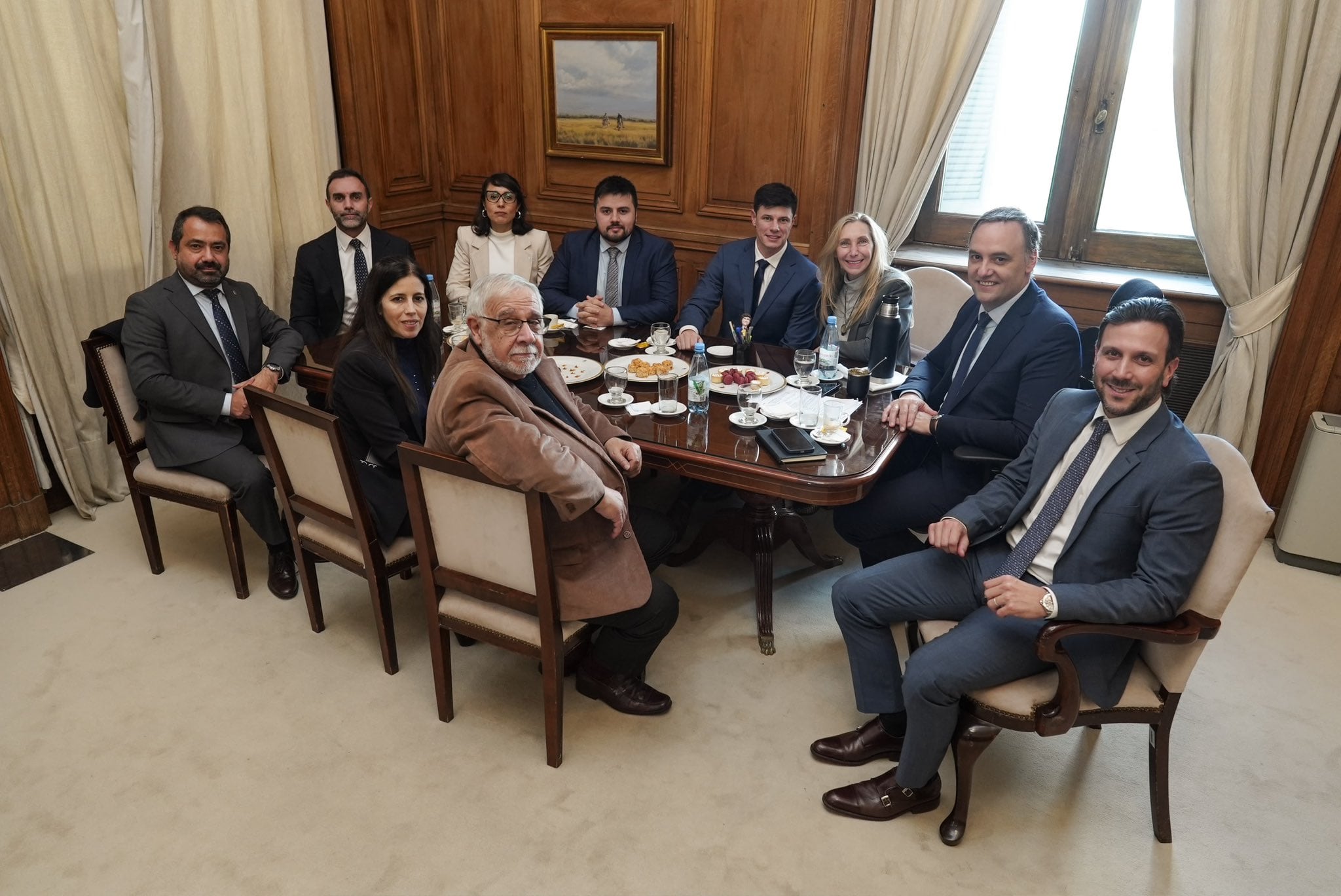 Manuel Adorni, Karina Milei y el enlace parlamentario, Ignacio Devitt, recibieron a los senadores de La Libertad Avanza en la Casa Rosada (Foto: Jefatura de Gabinete).