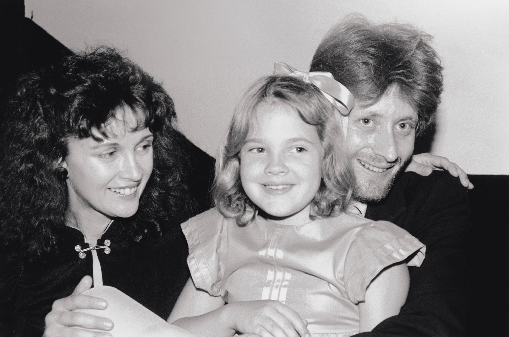 Con sus padres, John Drew Barrymore y Jaid Barrymore, la pequeña Drew sonríe con picardía