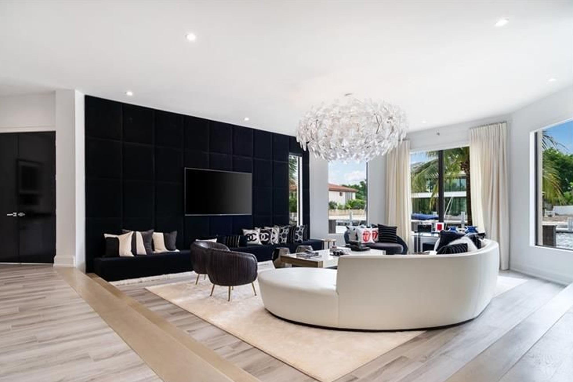 El living tiene un sillón semicircular con una vista directa a la TV donde, seguramente, es fútbol y programación infantil lo que más consumen loa Messi