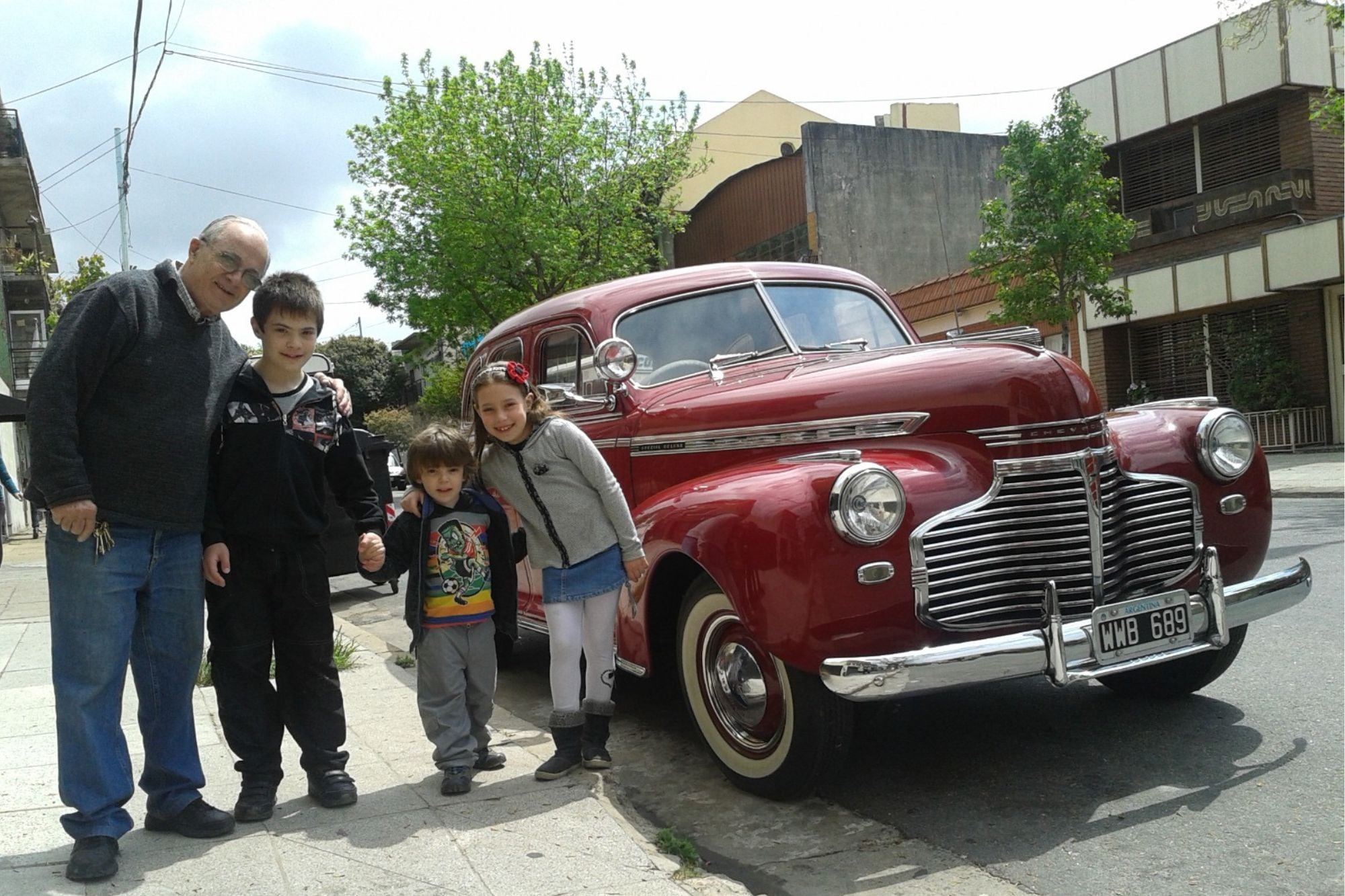 Antes de los colectivos, fueron los autos y el papá le prestó la plata para comprar el primero, siguen trabajando juntos