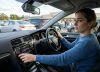 Si bajás el volumen de la música de tu auto al estacionar, te contamos qué significa