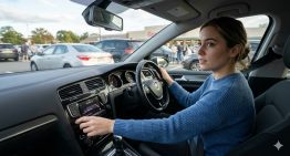 Si bajás el volumen de la música de tu auto al estacionar, te contamos qué significa
