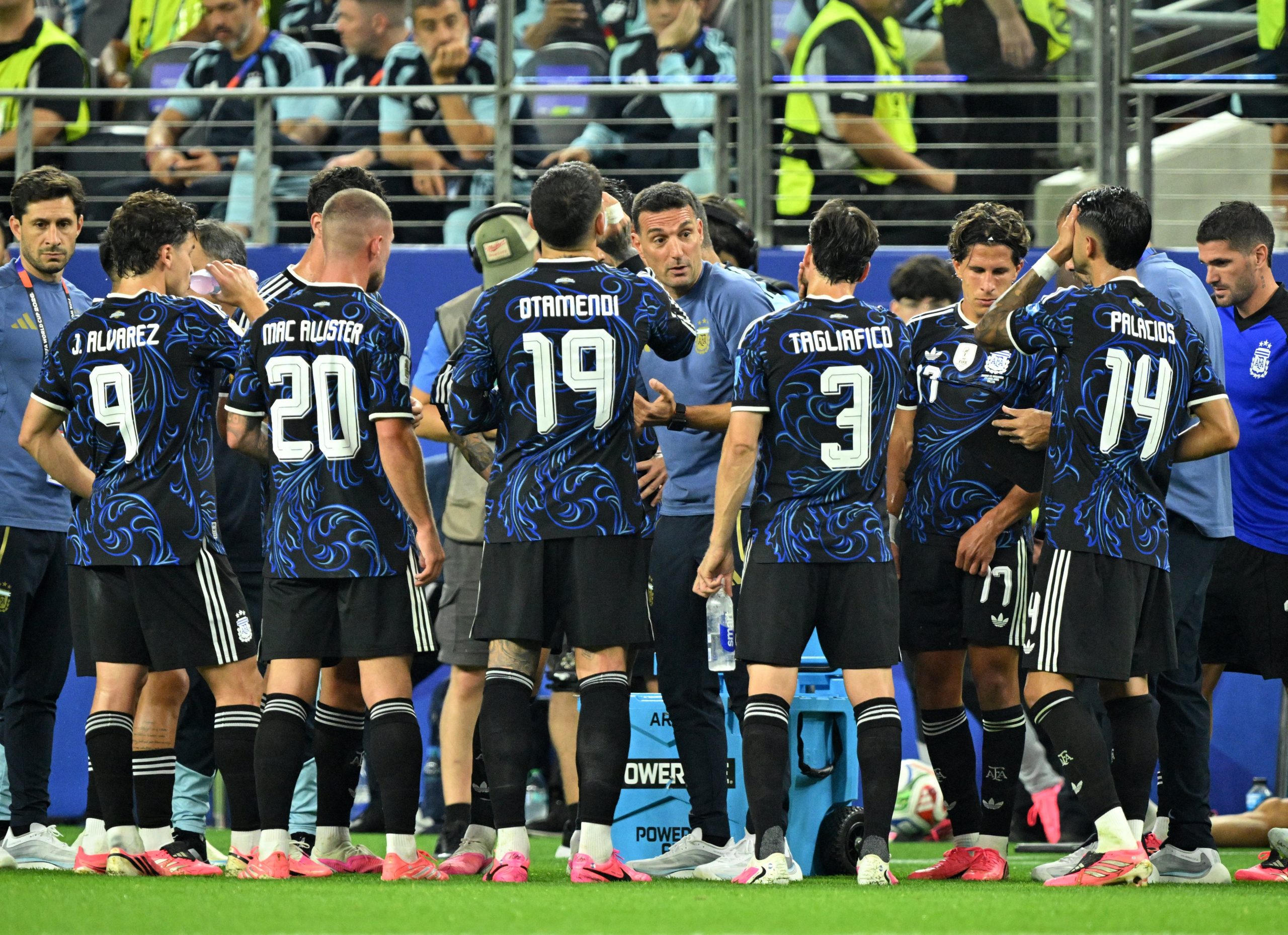 En las pausas de hidratación los entrenador aprovechan para dar indicaciones a sus jugadores. (Foto: Reuters).