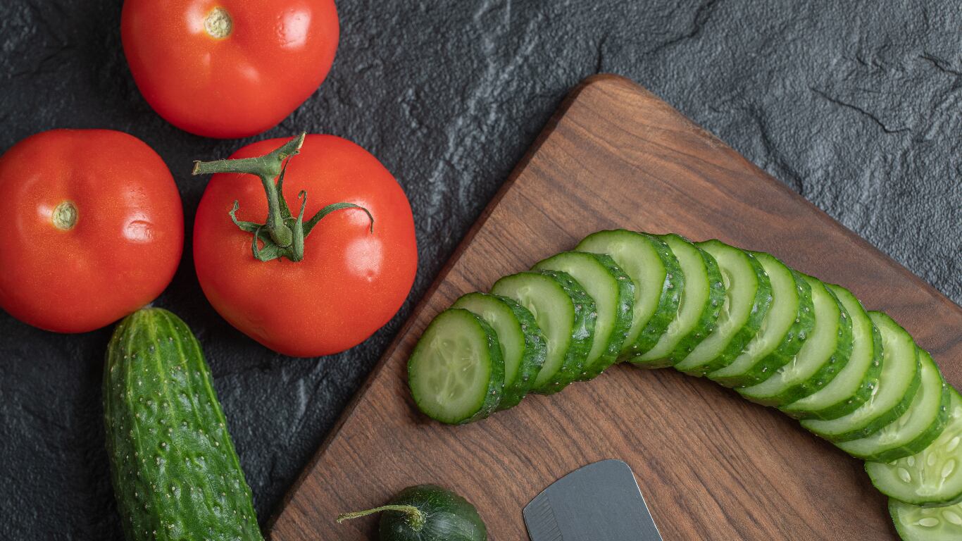 Pepino, tomate y cebolla son las verduras que se integran al Tombik Döner. Foto: Freepik.