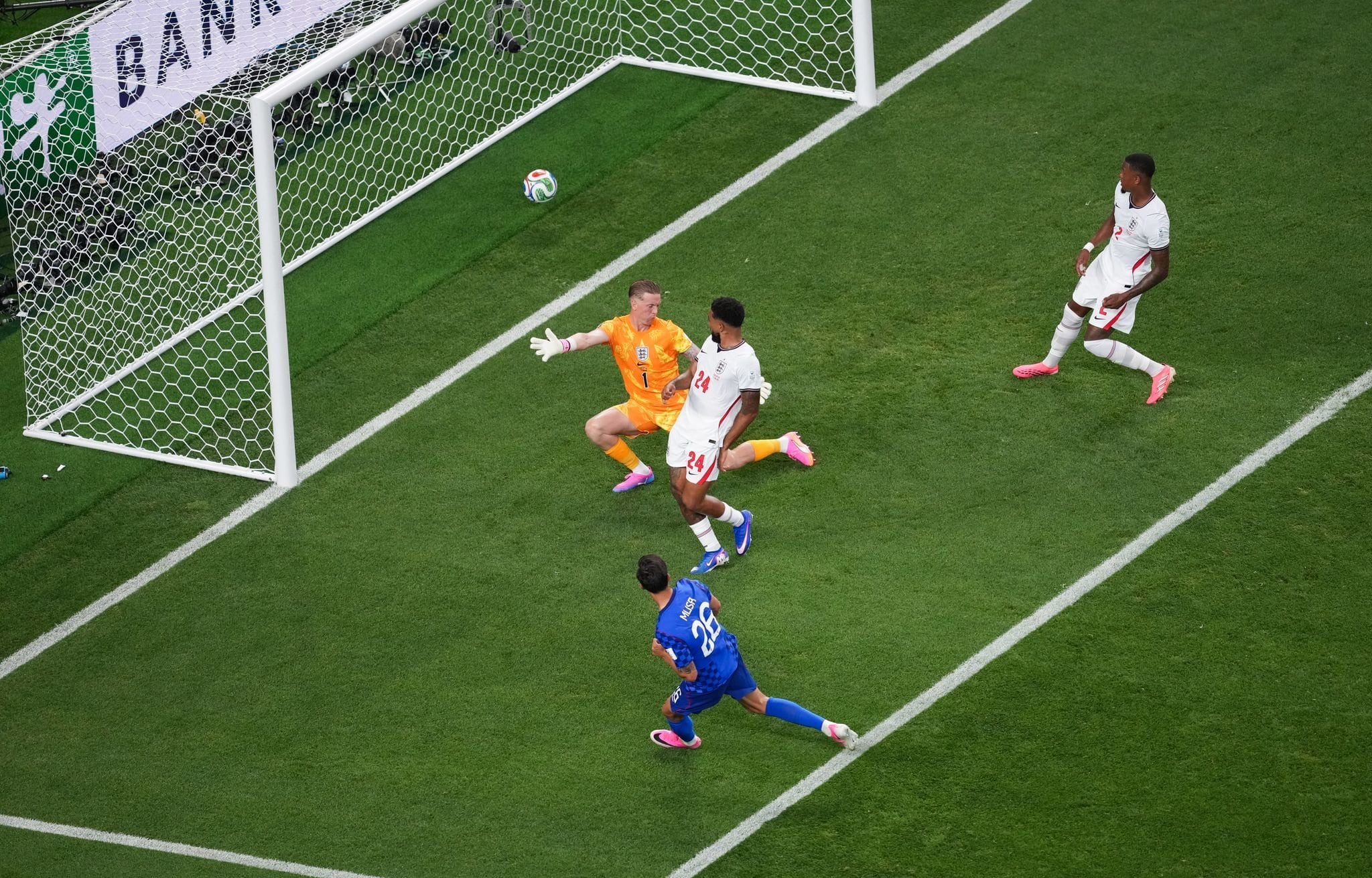 La definición de Petar Musa para el 2-2 ante Inglaterra