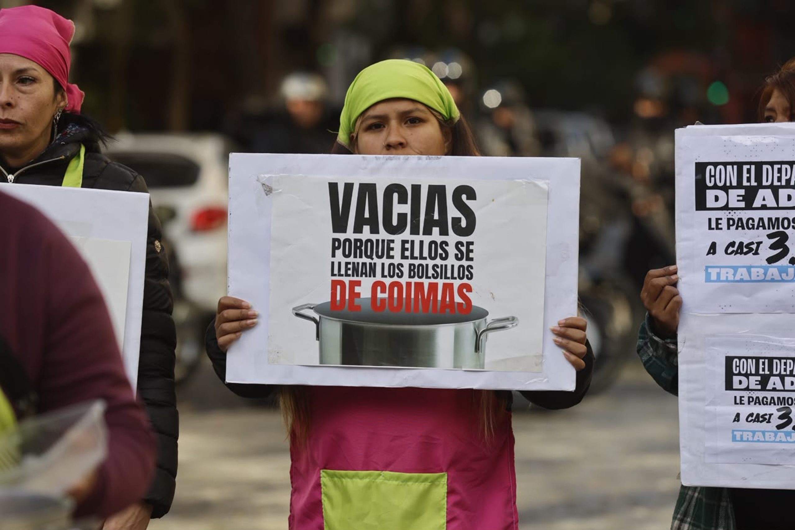 La protesta de Barrios de Pie frente a la casa de Adorni