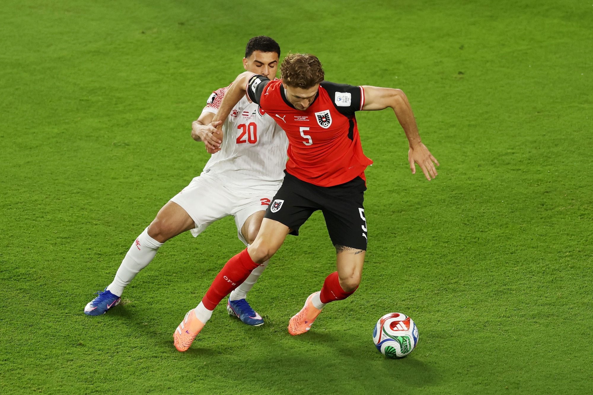 Stefan Posch disputa el balón con Mohannad Abutaha; el lateral derecho terminó el partido, pero sufrió una fractura en la mandíbula izquierda y está en duda para el partido ante la Argentina