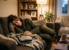 La psicología dice que las personas que se duermen en el sofá no sólo tienen estrés acumulado