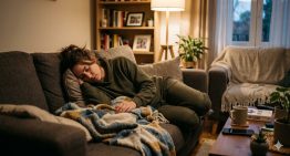 La psicología dice que las personas que se duermen en el sofá no sólo tienen estrés acumulado