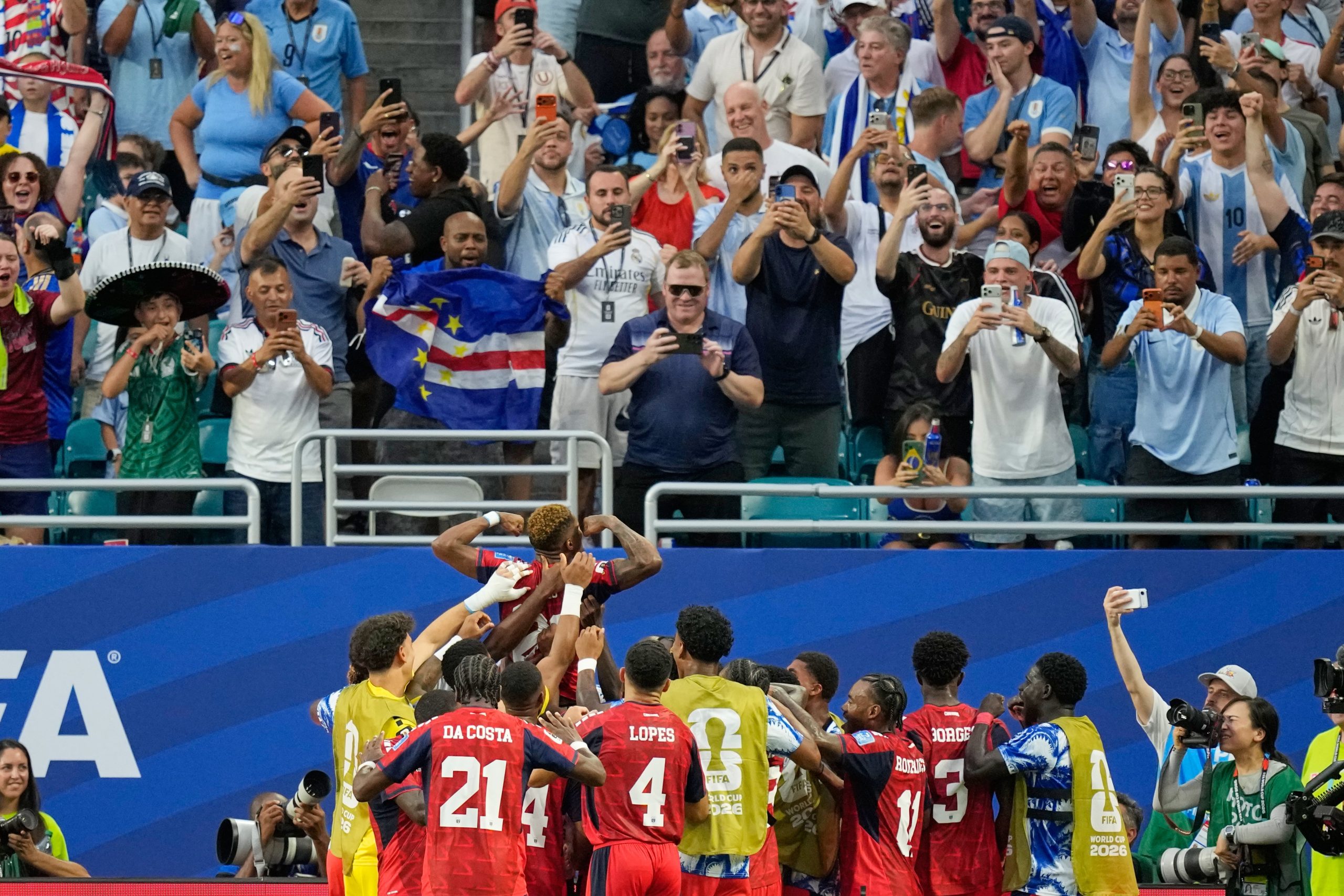 Hélio le dio aire a Cabo Verde ante Uruguay: gol y sueño mundialista activo (AP Foto/Rebecca Blackwell)