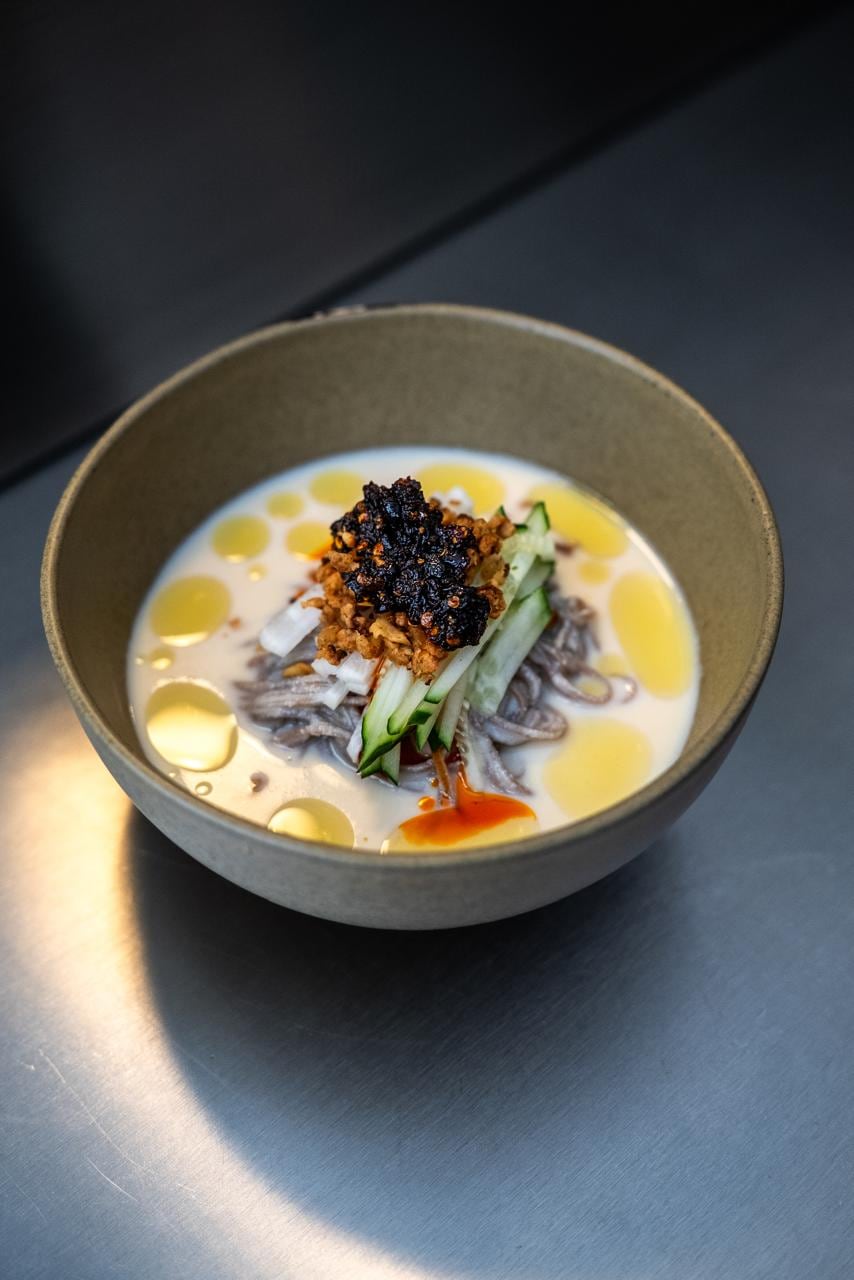 Uno de sus platos emblema es el Kong-guksu, un caldo frío y cremoso de soja que en Corea consume la gente mayor