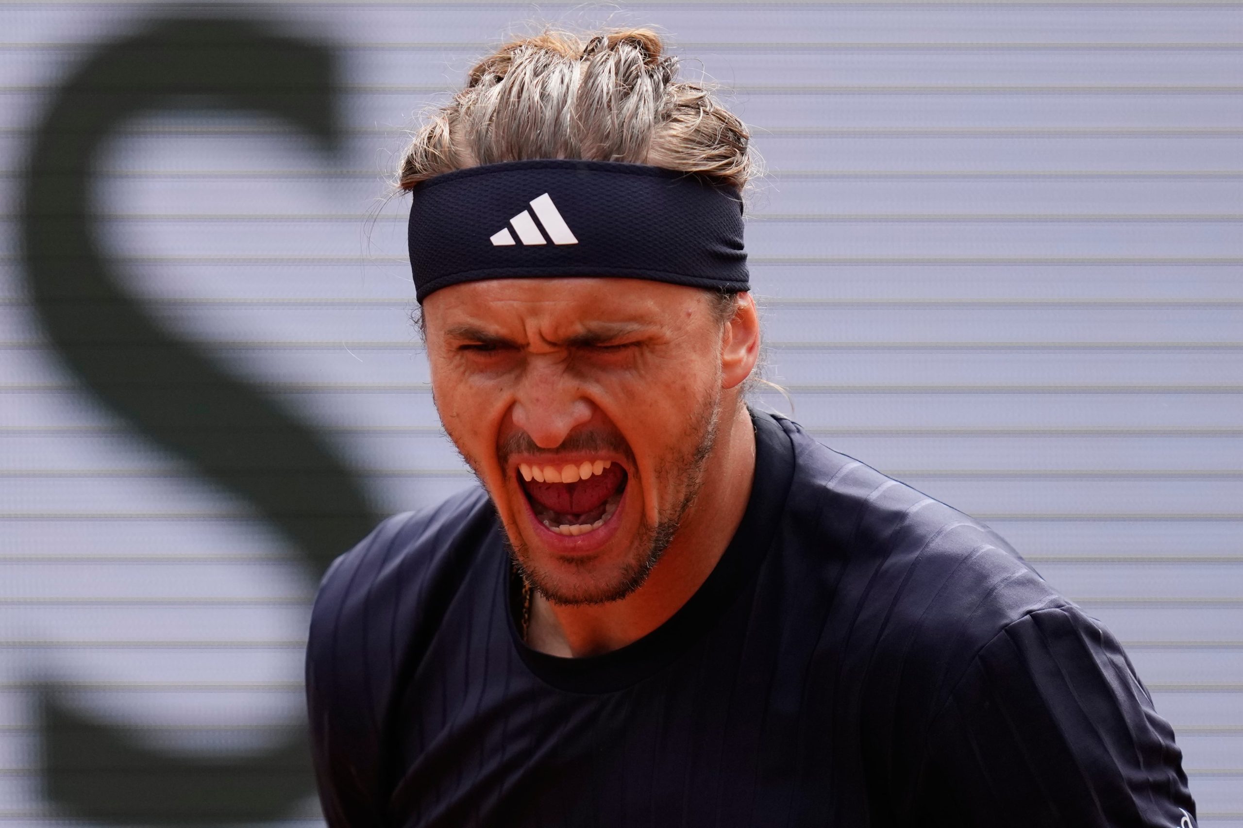 Para Zverev es la gran chance de romper su maleficio. El alemán ya perdió las tres finales grandes que jugó en su carrera (US Open 2020, Roland Garros 2024 y Australian Open 2025) y sabe que la presión está de su lado. (AP Foto/Christophe Ena)