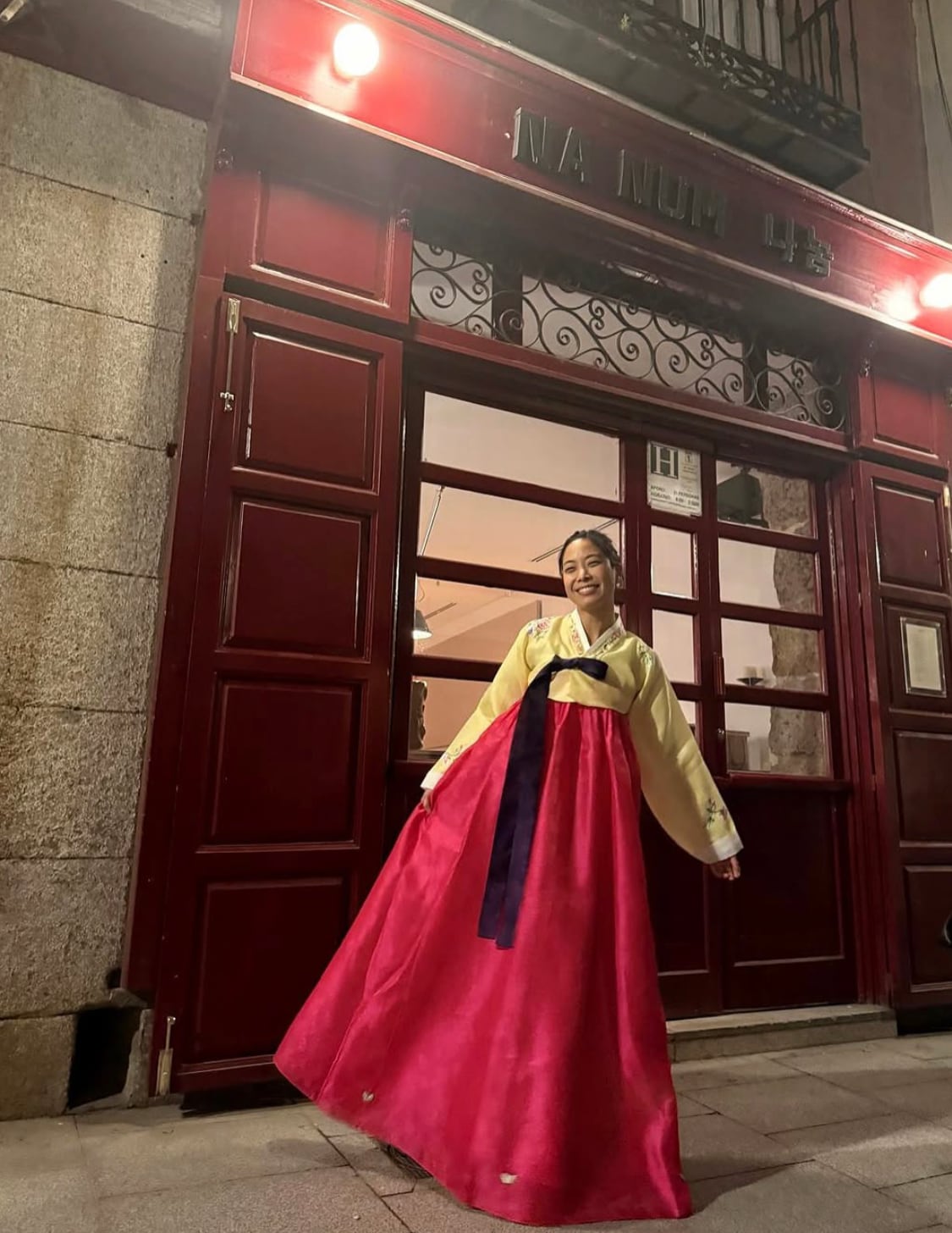 En la puerta de su restauran en Madrid: Na Num