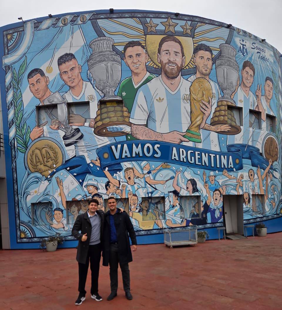 Aunque no hubo foto con Lionel Messi ni el Dibu Martínez, porque viajaron directamente a Estados Unidos, la visita al predio de la AFA les permitió conocer las instalaciones, recorrer el lugar y entregar los protectores al equipo médico (Foto: Gentileza Artrogip).