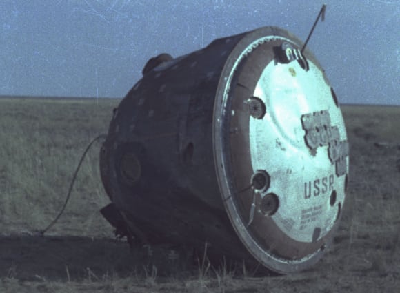 La cápsula de descenso de Soyuz 11 tras aterrizar en Kazajistán. (Foto: Roscosmos)