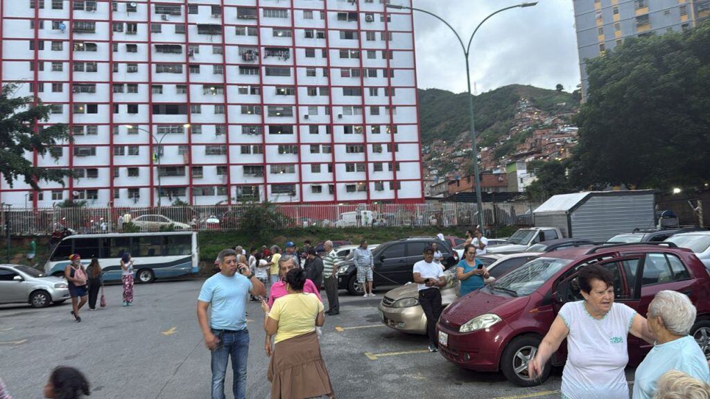 La gente salió de sus casas y edificios tras el sismo. (Foto: Cortesía/Efecto Cocuyo)