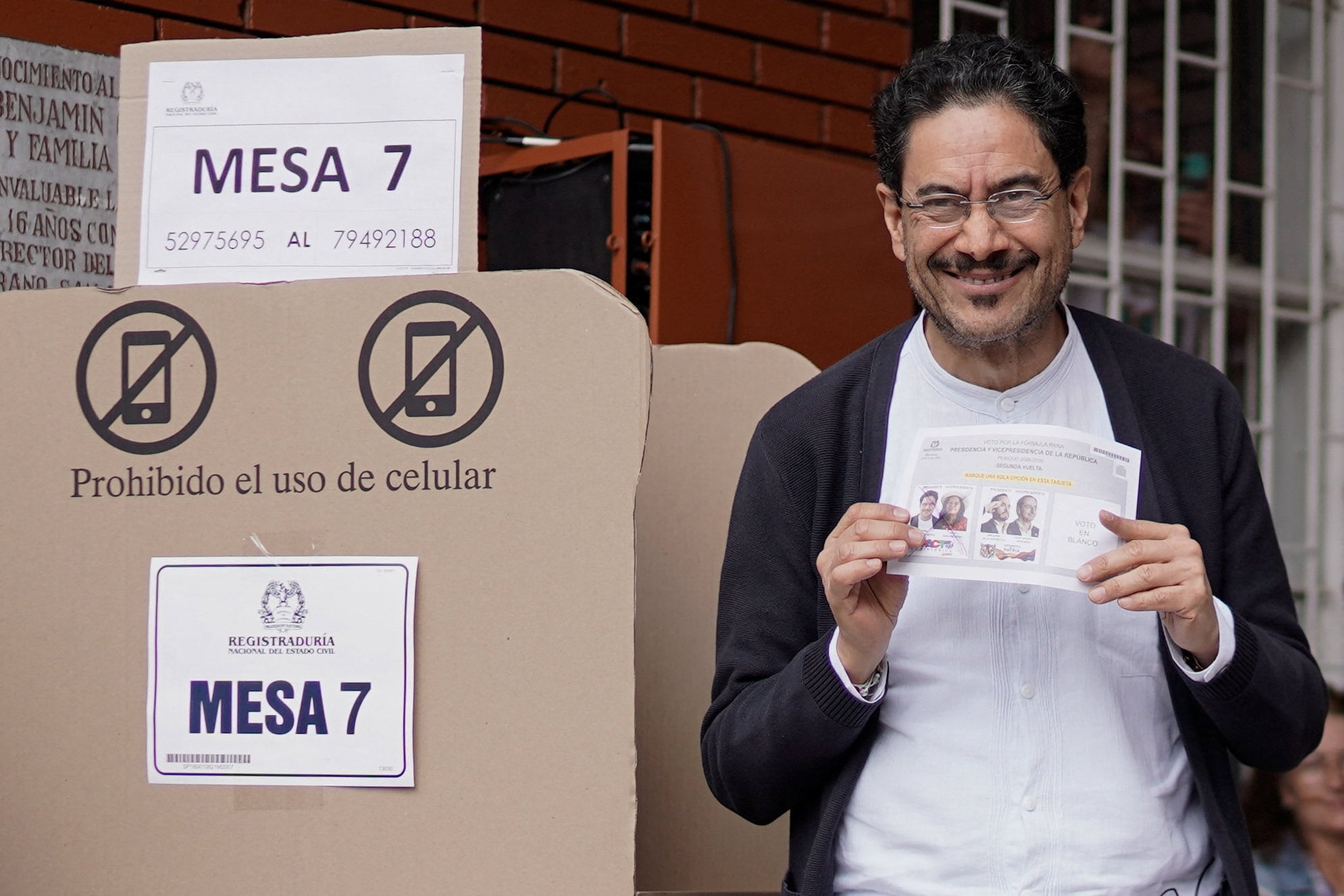 El candidato presidencial de la izquierda, Ivan Cepeda, votó en Bogotá (Foto: Reuters/Sergio Acero).