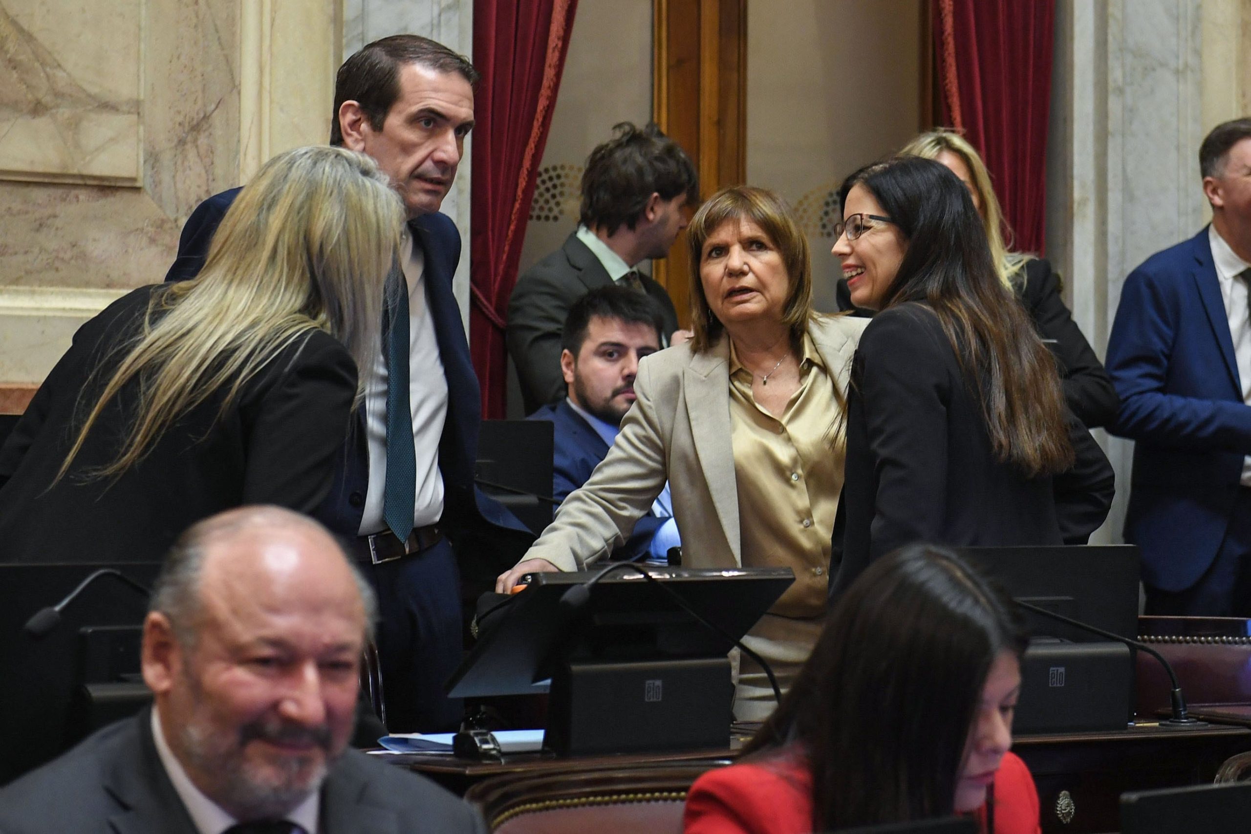 La senadora Patricia Bullrich dialogando el jueves en el Senado con los senadores libertarios Nadia Márquez (de espaldas), Pablo Cervi e Ivanna Arrascaeta. (Fotos: Juan Carlos Cardenas / Comunicación Senado)