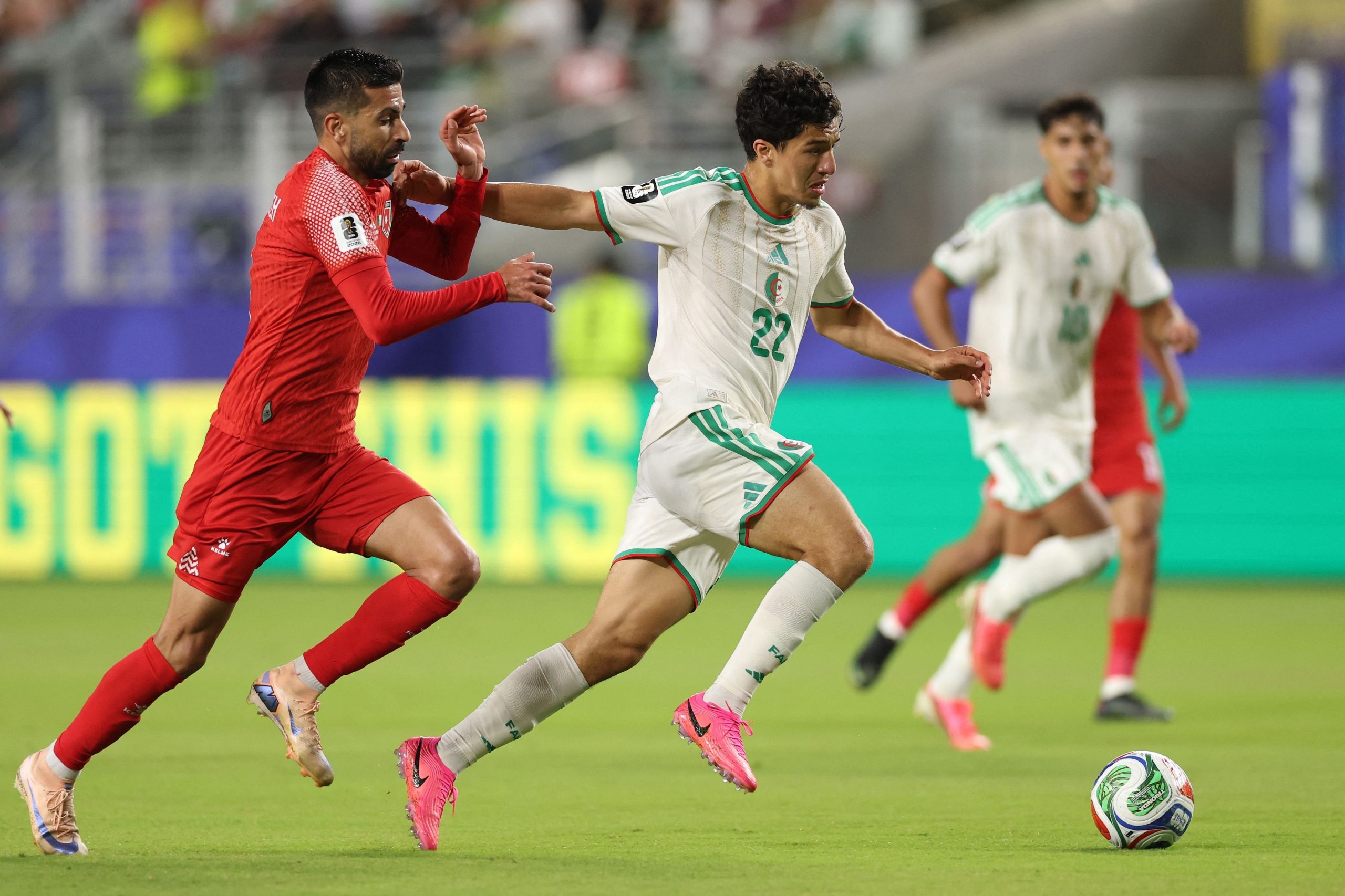Encara Ibrahim Maza, el pibe de Argelia, perseguido por Noor Alrawabdeh  (Photo by Stu Forster / GETTY IMAGES NORTH AMERICA / Getty Images via AFP)