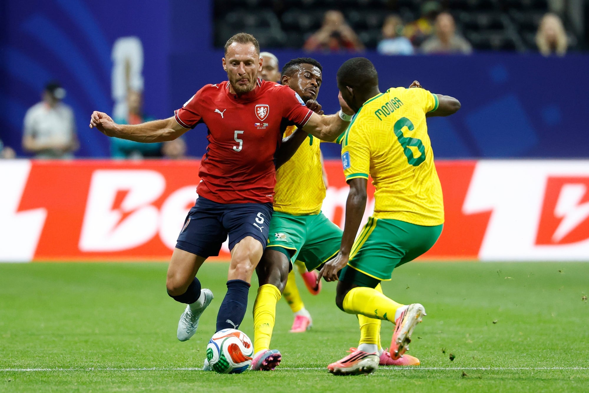 Vladimir Coufal, de la República Checa (izquierda), disputa el balón con Teboho Mokoena, de Sudáfrica (al fondo), y Aubrey Modiba durante el partido de fútbol del Grupo A de la Copa Mundial entre la República Checa y Sudáfrica
