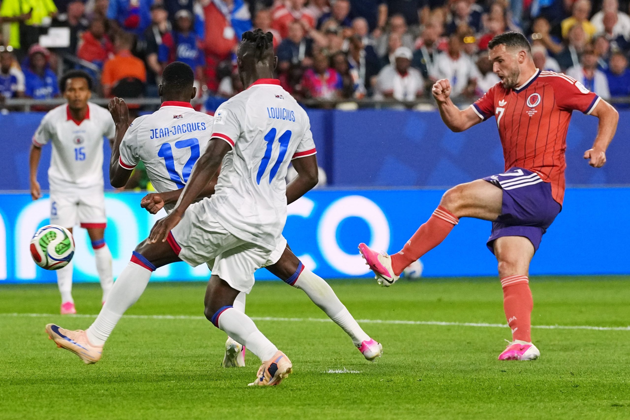 El momento del remate de McGinn, que significará el 1-0 de Escocia ante Haití en Boston