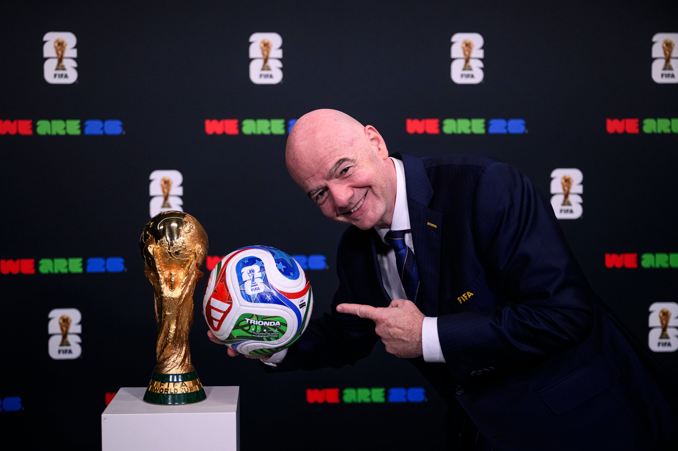 El presidente de la FIFA, Gianni Infantino, junto a Trionda, la pelota del Mundial 2026, y la Copa del Mundo