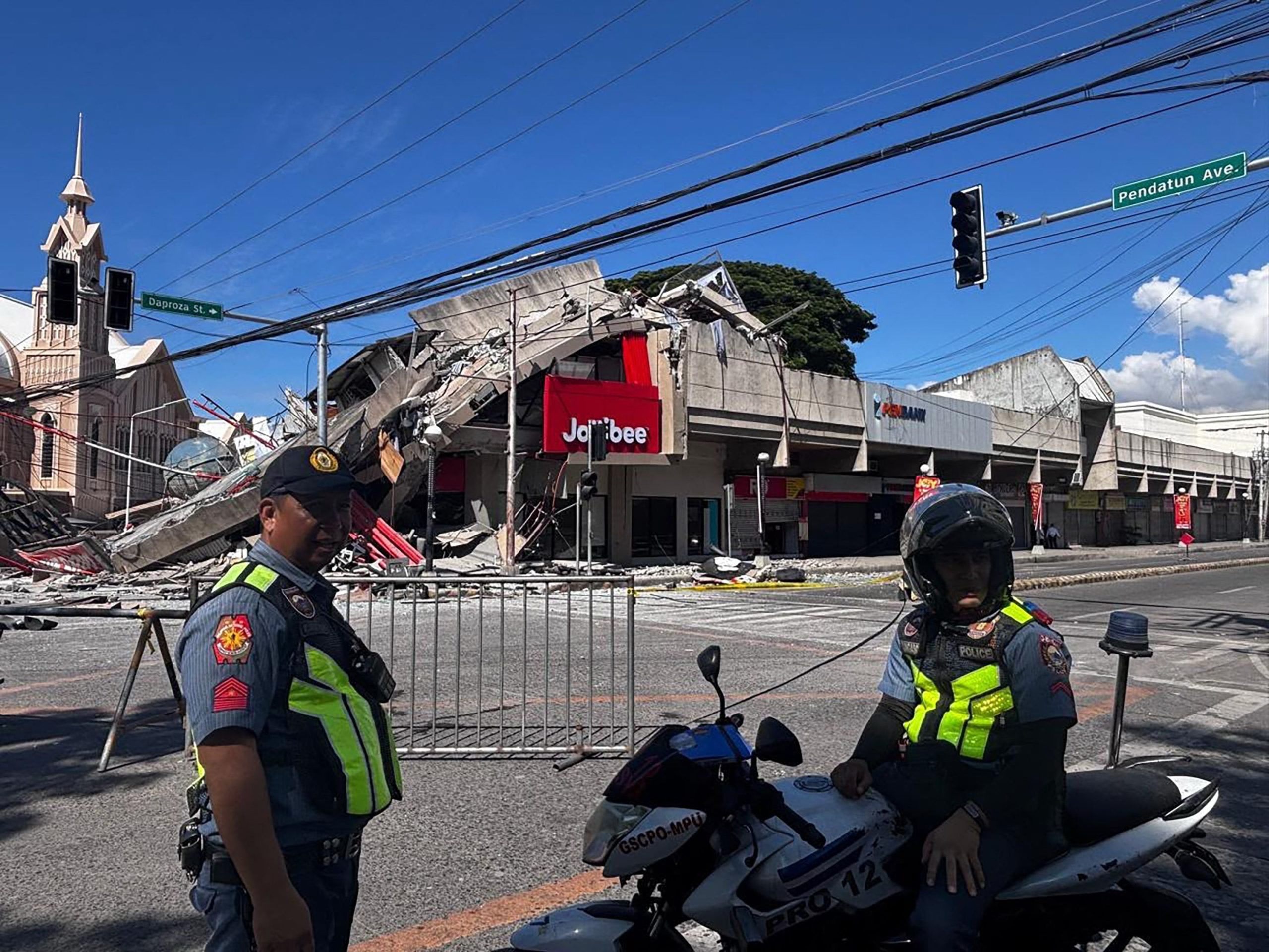 La policía de Filipinas analiza los daños en las estructuras