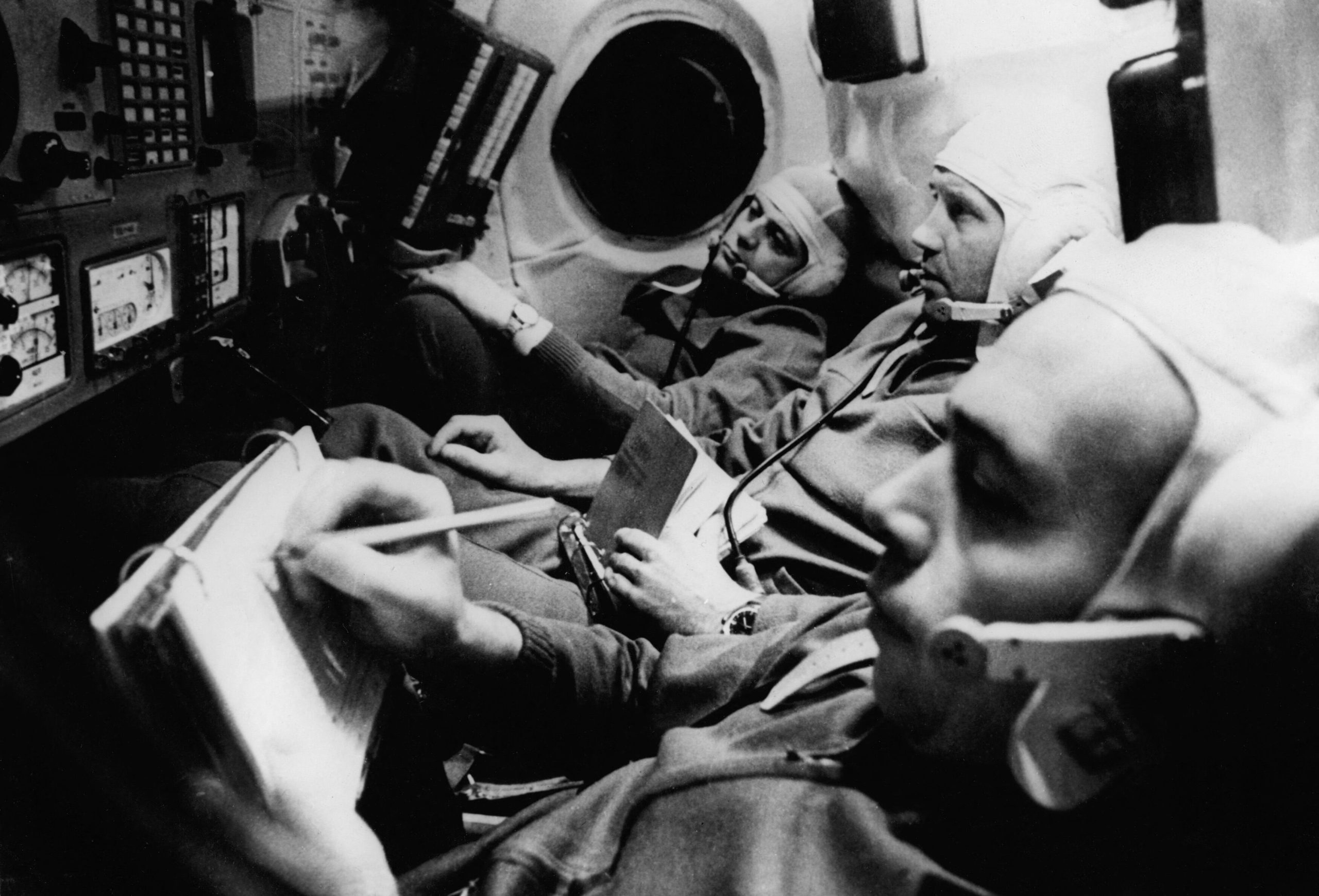 La tripulación soviética de la misión Soyuz 11 dentro de la cápsula. (Foto: AFP)