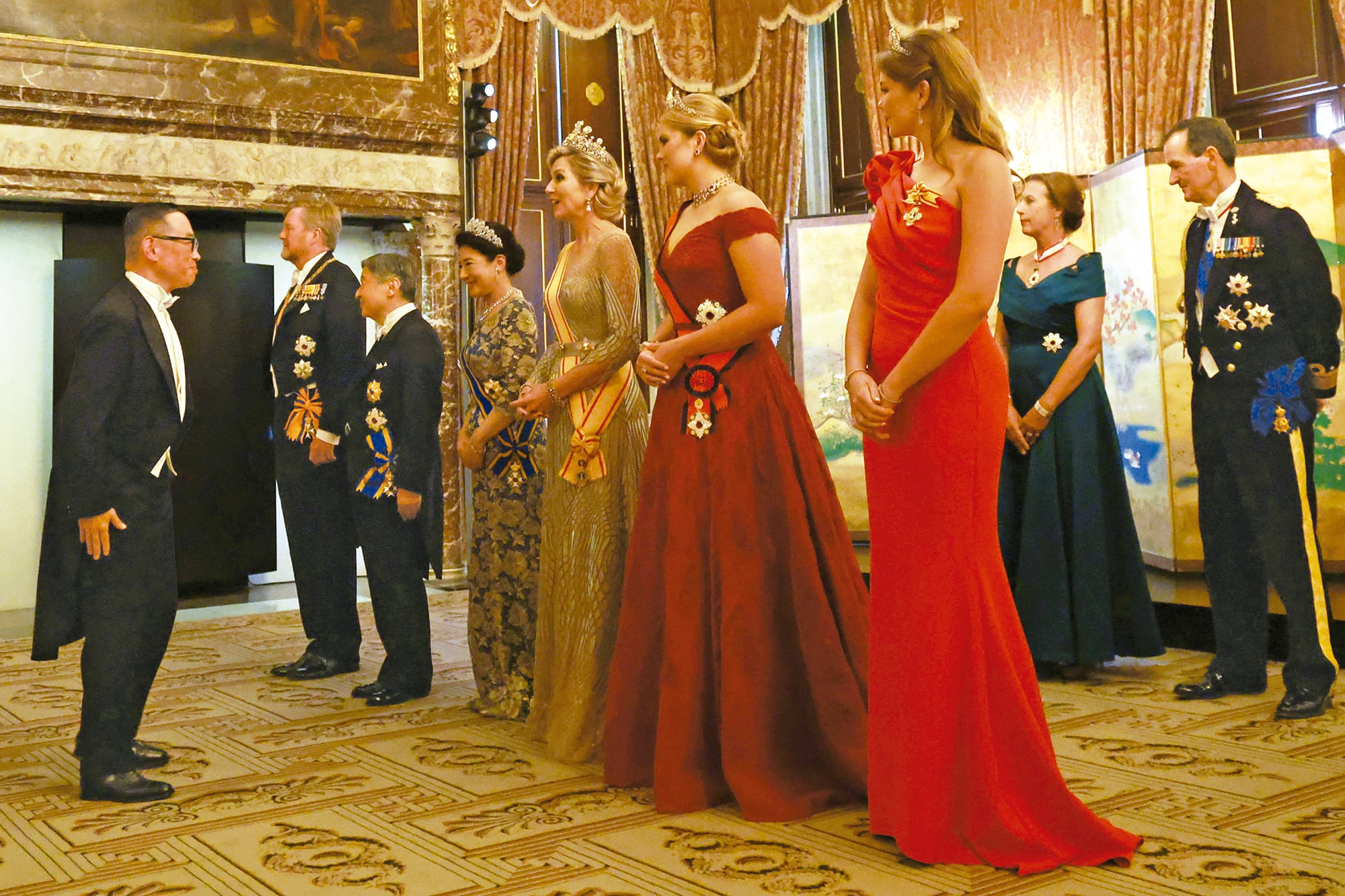 El saludo protocolar en el Salón del Trono, previo al banquete, donde vemos a Máxima luciendo un vestido de la colección 2018 de Iris van Herpen y a Amalia, con un diseño off shoulder de Jan Taminiau, que había estrenado en la boda real del príncipe heredero Hussein bin Al Abdalá de Jordania en 2023