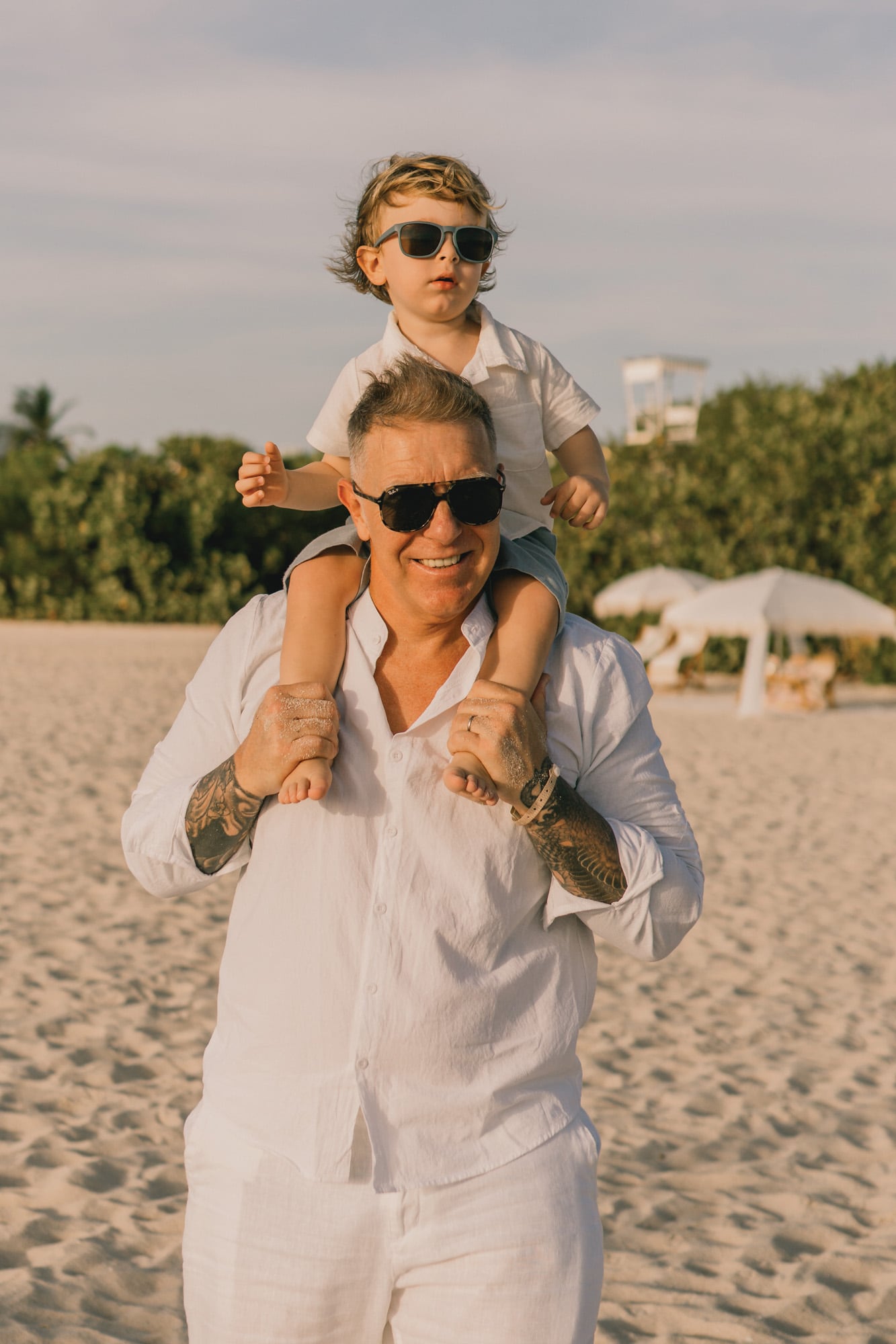 De tal palo, tal astilla: padre e hijo lucen anteojos de sol y looks a juego bajo el sol caribeño