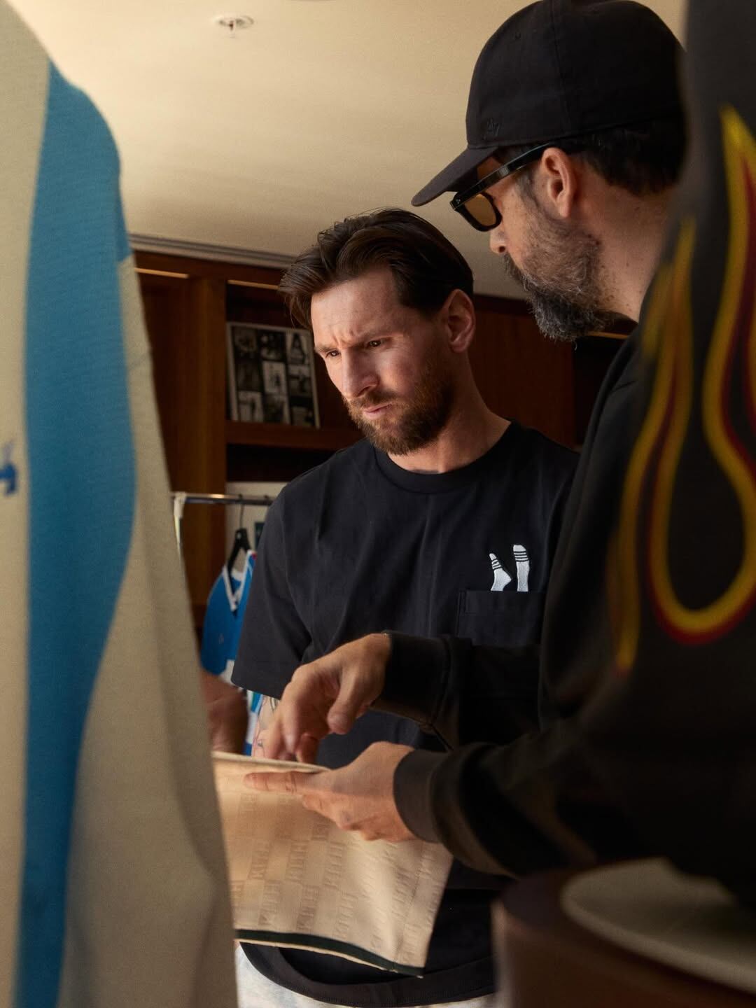 Lionel Messi en el proceso de diseño de su cápsula. (Foto: Kith/@ronniefieg)