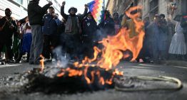 Evo Morales encabezó una marcha para pedir la renuncia de Rodrigo Paz