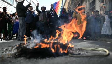 Evo Morales encabezó una marcha para pedir la renuncia de Rodrigo Paz