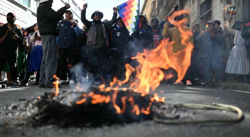 Evo Morales encabezó una marcha para pedir la renuncia de Rodrigo Paz
