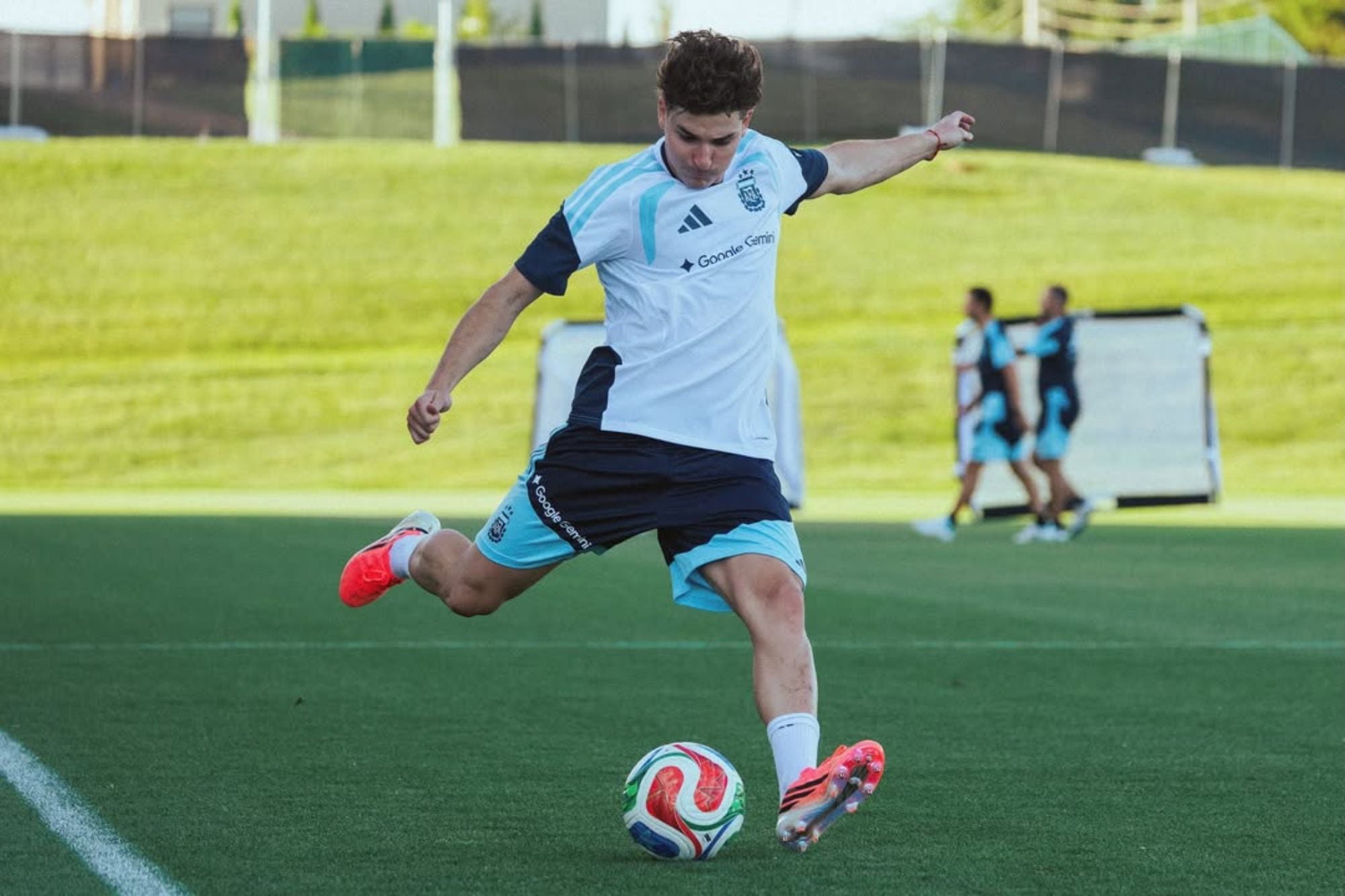 Julián Álvarez en pleno entrenamiento con la selección nacional 