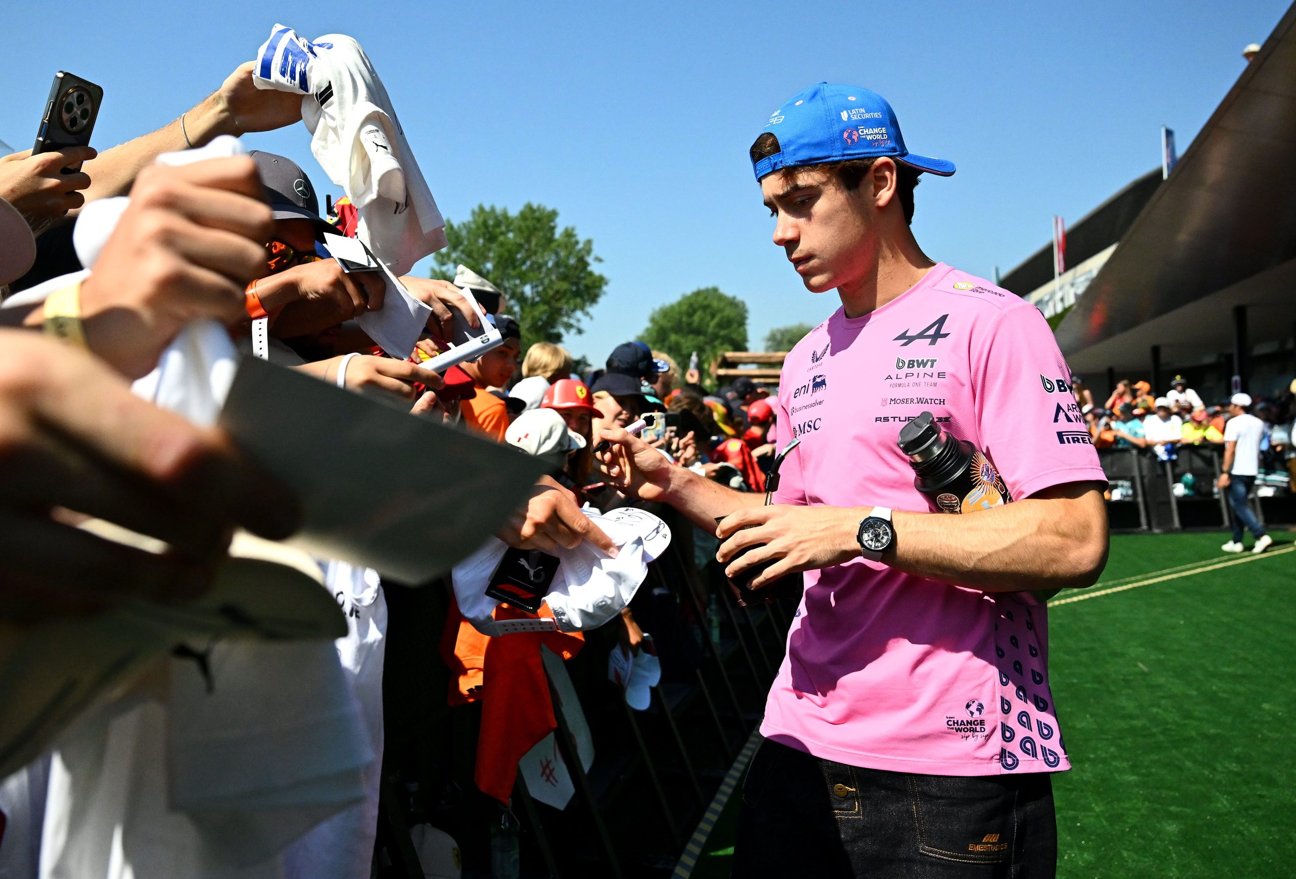 Franco Colapinto y la firma de autógrafos antes de la carrera; momento de revisión con miras al Gran Premio de Silverstone