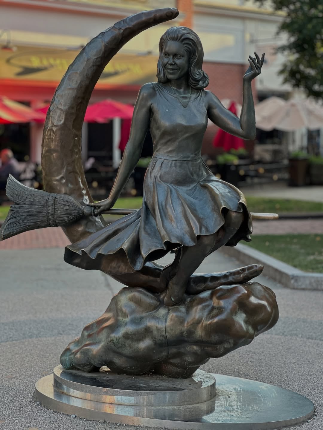 La estatua del personaje que interpretó Elizabeth Montgomery se encuentra en Salem