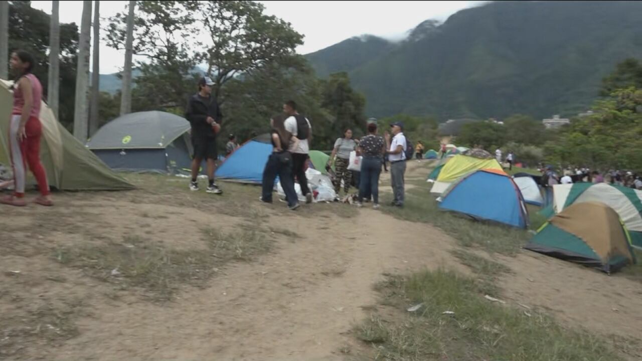 Miles de familias permanecen en parques, luego de que los terremotos derrumbaran sus casas. (Foto: Captura TN)