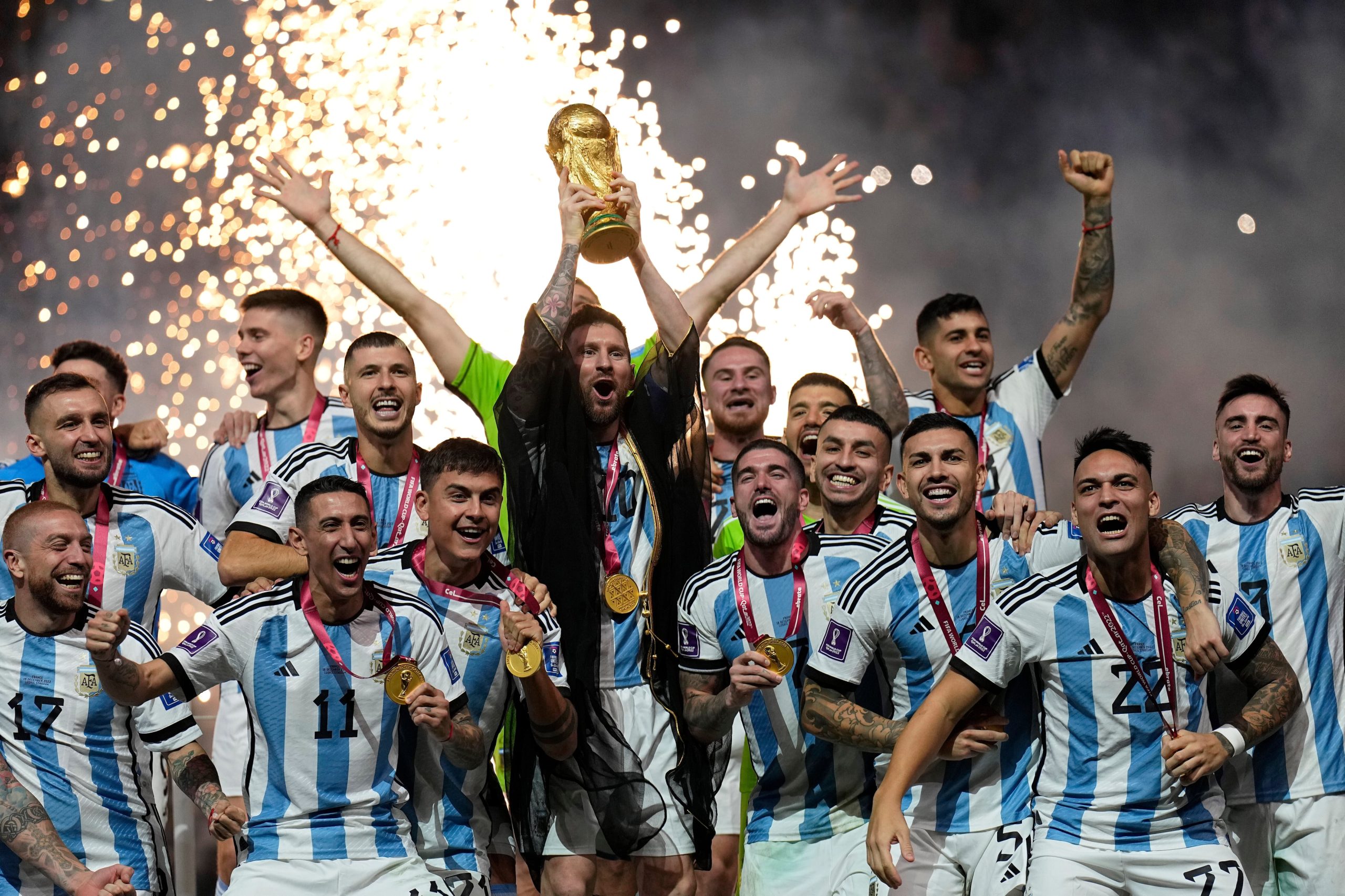 Lionel Messi levanta el trofeo tras ganar la final de la Copa del Mundo entre Argentina y Francia 