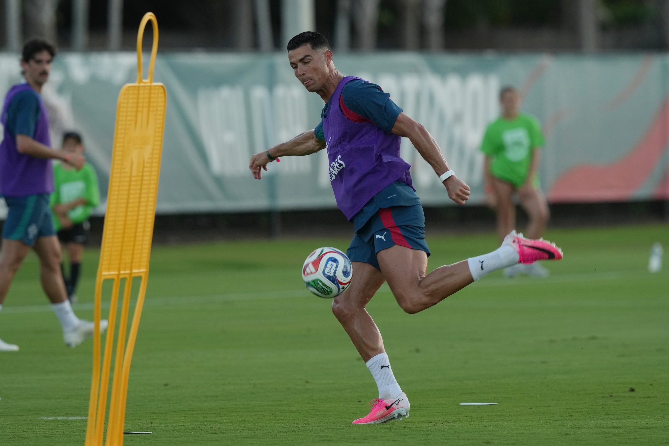 Cristiano Ronaldo, de Portugal, entrena en Palm Beach, Florida, de cara al debut de su equipo en el Mundial  