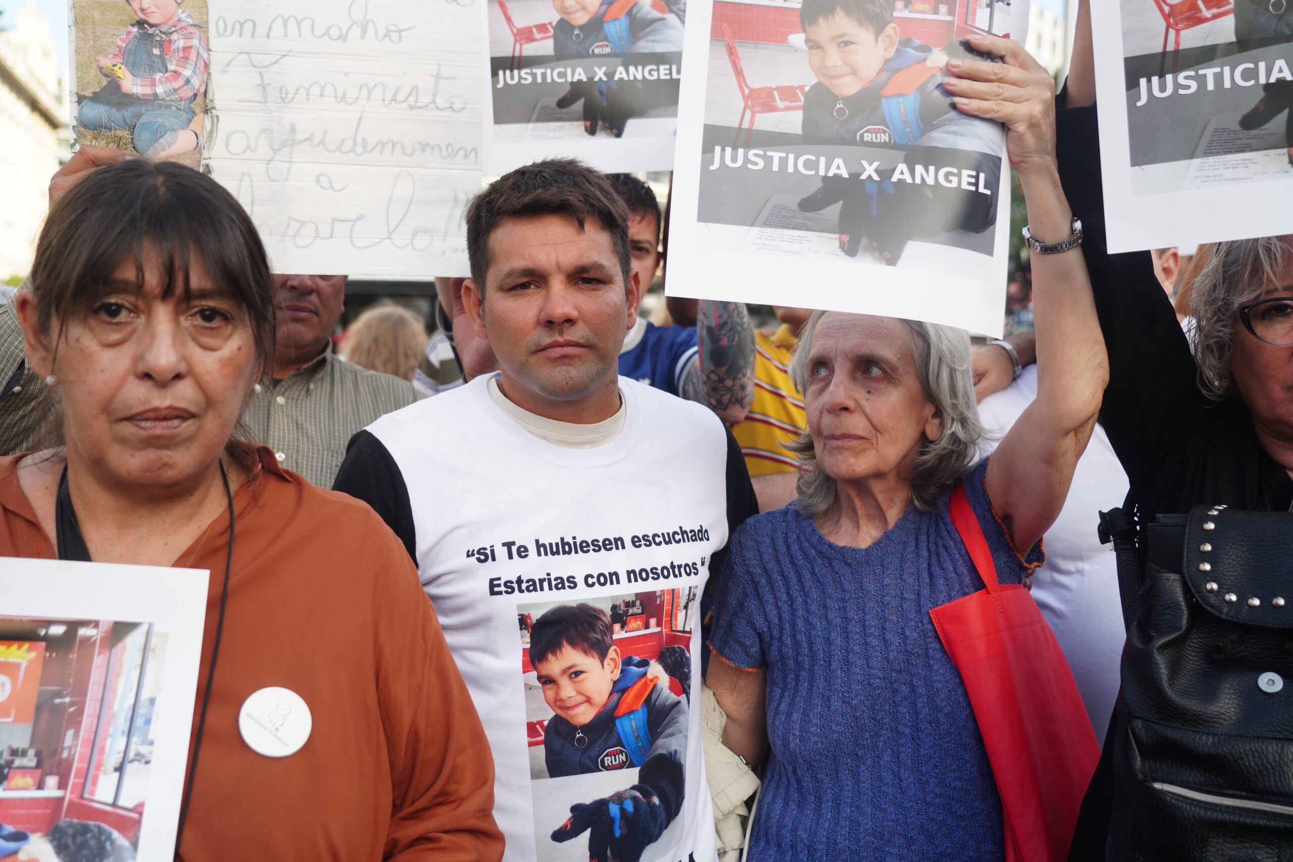 El padre de Ángel en la movilización que se llevó a cabo en el Obelisco. (Foto: NA)