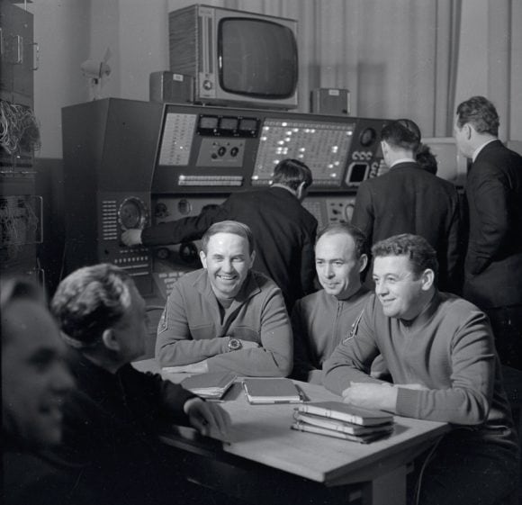Cosmonautas soviéticos, en el simulador de la consola de la estación espacial Salyut. (Foto: Roscosmos)